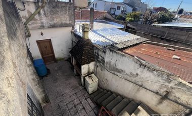 Venta Casa 3 ambientes con local, patio y cochera en Villa Dominico