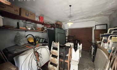 Venta Casa 3 ambientes con local, patio y cochera en Villa Dominico