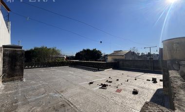 Venta Casa 3 ambientes con local, patio y cochera en Villa Dominico