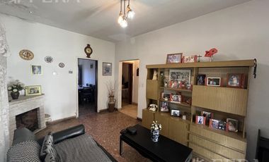 Venta Casa 3 ambientes con local, patio y cochera en Villa Dominico