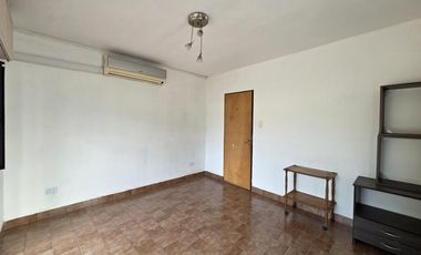 VENTA CASA 4 AMB. CON PARRILLA PATIO GARAGE Y DEPTO 3 AMB CON TERRAZA BALCÓN - APTA CRÉDITO - MORENO