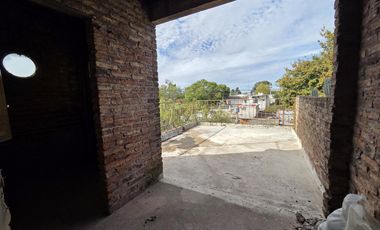 VENTA CASA 4 AMB. CON PARRILLA PATIO GARAGE Y DEPTO 3 AMB CON TERRAZA BALCÓN - APTA CRÉDITO - MORENO