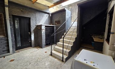 VENTA CASA 4 AMB. CON PARRILLA PATIO GARAGE Y DEPTO 3 AMB CON TERRAZA BALCÓN - APTA CRÉDITO - MORENO