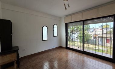 VENTA CASA 4 AMB. CON PARRILLA PATIO GARAGE Y DEPTO 3 AMB CON TERRAZA BALCÓN - APTA CRÉDITO - MORENO