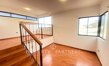 Amplia casa con 6 dormitorios y vista al mar - Jardines del Sur