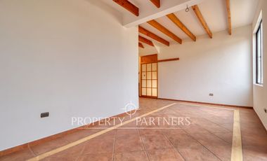 Amplia casa con 6 dormitorios y vista al mar - Jardines del Sur
