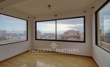 Amplia casa con 6 dormitorios y vista al mar - Jardines del Sur
