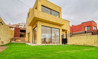 Amplia casa con 6 dormitorios y vista al mar - Jardines del Sur
