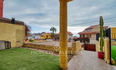 Amplia casa con 6 dormitorios y vista al mar - Jardines del Sur