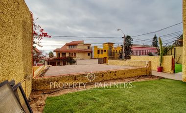 Amplia casa con 6 dormitorios y vista al mar - Jardines del Sur