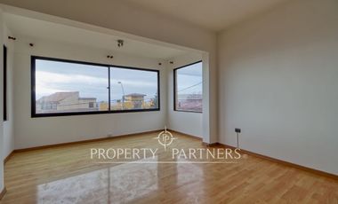 Amplia casa con 6 dormitorios y vista al mar - Jardines del Sur