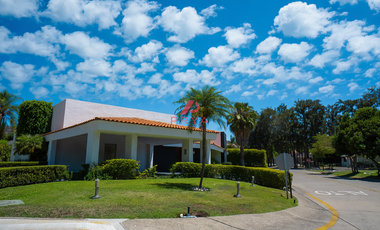 Casa en renta en Club de Golf Santa Anita Tlajomulco de un piso con alberca