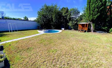 Hermoso chalet modernizado con parque de 1100m2, quincho con parrilla y piscina!!!