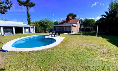 Hermoso chalet modernizado con parque de 1100m2, quincho con parrilla y piscina!!!