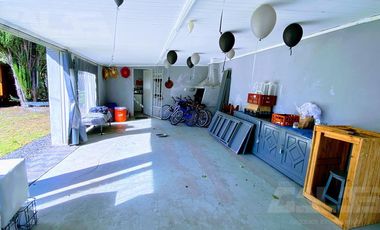 Hermoso chalet modernizado con parque de 1100m2, quincho con parrilla y piscina!!!