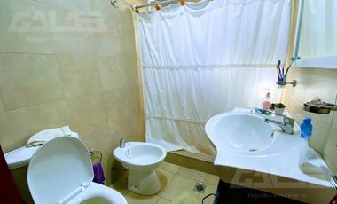 Hermoso chalet modernizado con parque de 1100m2, quincho con parrilla y piscina!!!