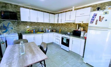 Hermoso chalet modernizado con parque de 1100m2, quincho con parrilla y piscina!!!