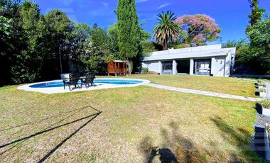 Hermoso chalet modernizado con parque de 1100m2, quincho con parrilla y piscina!!!