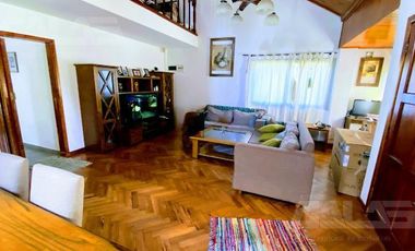 Hermoso chalet modernizado con parque de 1100m2, quincho con parrilla y piscina!!!