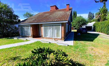 Hermoso chalet modernizado con parque de 1100m2, quincho con parrilla y piscina!!!