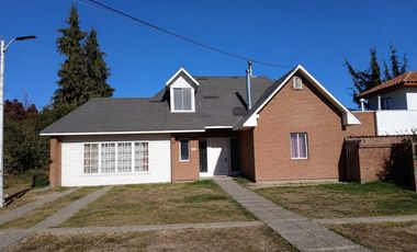 SE ARRIENDA HERMOSA CASA EN ZONA RESIDENCIAL