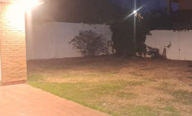 SE ARRIENDA HERMOSA CASA EN ZONA RESIDENCIAL
