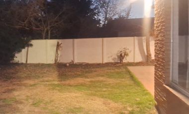 SE ARRIENDA HERMOSA CASA EN ZONA RESIDENCIAL