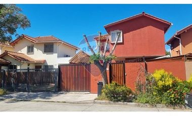 ¡Encantadora casa en venta en Buin con piscina!
