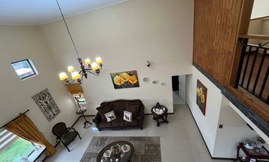Gran Parcela con casa, piscina y quincho.