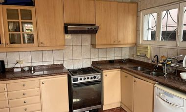 Casa 5 dormitorios, 3 baños, 2 estacionamientos