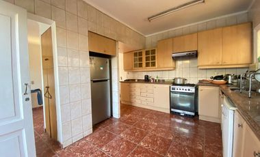Casa 5 dormitorios, 3 baños, 2 estacionamientos