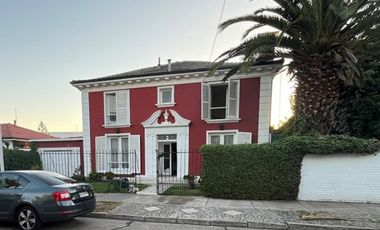 Casa 5 dormitorios, 3 baños, 2 estacionamientos
