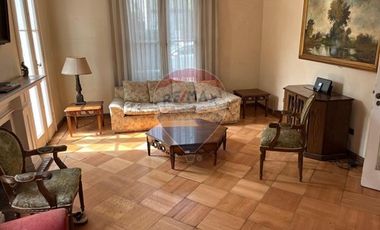 Casa 5 dormitorios, 3 baños, 2 estacionamientos