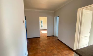 Casa 5 dormitorios, 3 baños, 2 estacionamientos