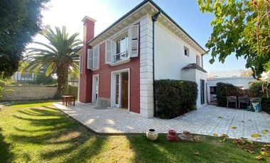 Casa 5 dormitorios, 3 baños, 2 estacionamientos