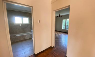 Casa 5 dormitorios, 3 baños, 2 estacionamientos