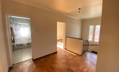 Casa 5 dormitorios, 3 baños, 2 estacionamientos