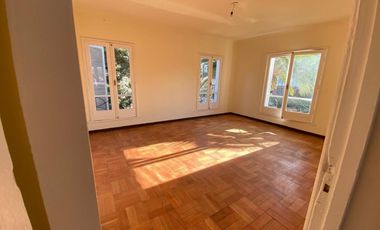 Casa 5 dormitorios, 3 baños, 2 estacionamientos