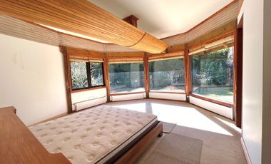 Hermosa casa con amplio jardín y bosque