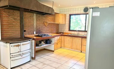 Hermosa casa con amplio jardín y bosque