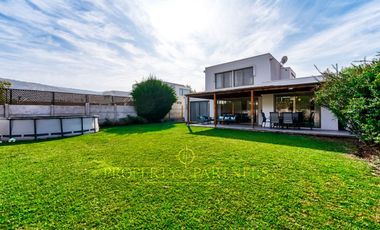 Casa mediterranea en Condominio Sta Elena