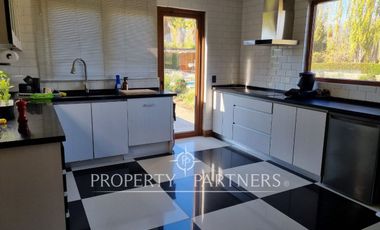 Gran oportunidad en exclusivo condominio de Santa Rita