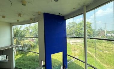 TERRENO EN RENTA CON OFICINAS