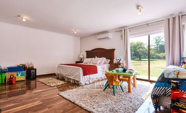 Exclusiva casa de dos pisos con finas terminaciones en entorno destacado.