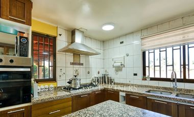 Exclusiva casa de dos pisos con finas terminaciones en entorno destacado.