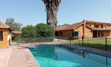 Exclusiva casa de dos pisos con finas terminaciones en entorno destacado.