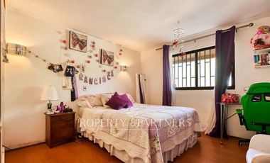 Exclusiva casa de dos pisos con finas terminaciones en entorno destacado.