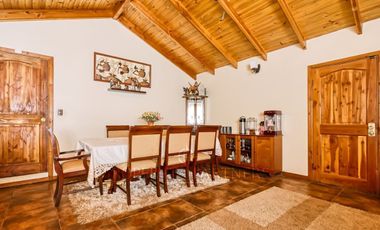 Exclusiva casa de dos pisos con finas terminaciones en entorno destacado.