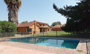 Exclusiva casa de dos pisos con finas terminaciones en entorno destacado.