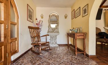 Exclusiva casa de dos pisos con finas terminaciones en entorno destacado.